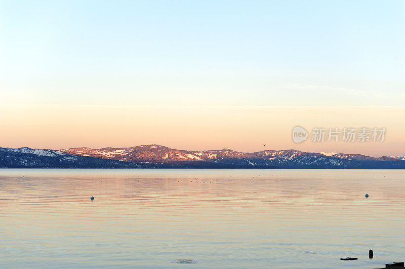 加州太浩湖的日出