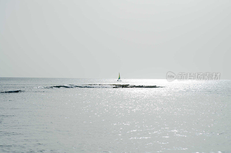 乘着风帆在宁静明亮的夏日海洋中航行