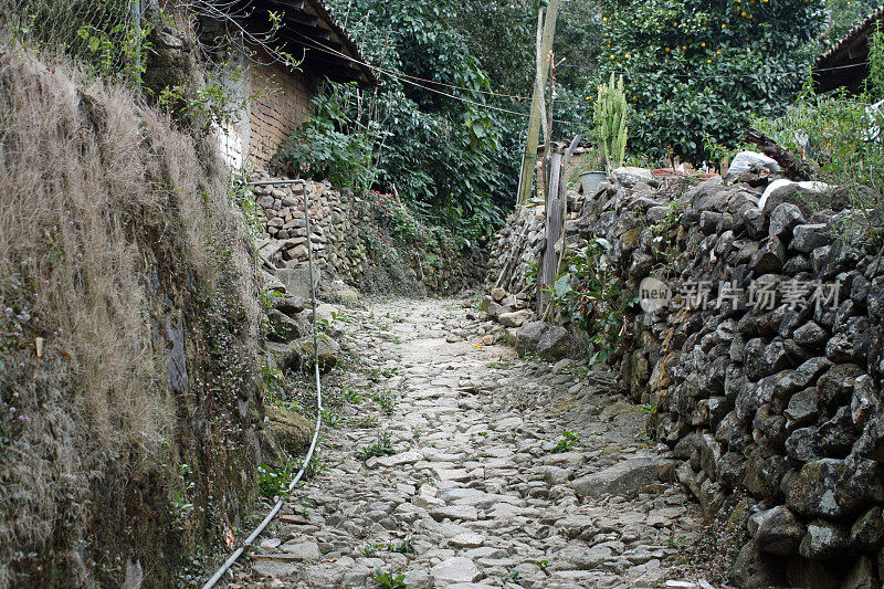 鹅卵石路进入圣塞巴斯蒂安马德雷山脉