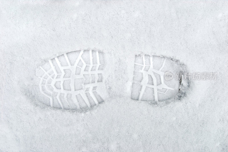 鞋子踩在雪地上