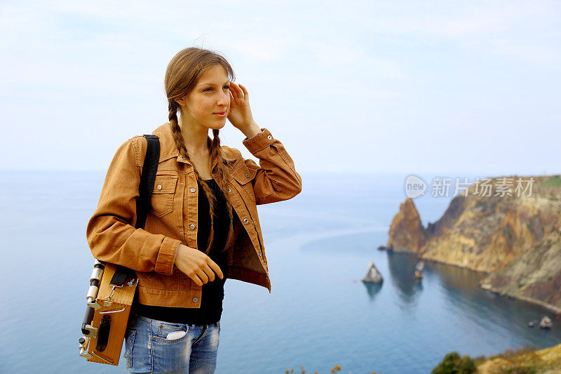 女艺术家沿着美丽的海岸旅行