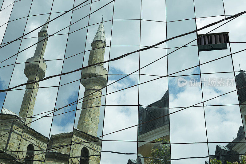清真寺映照在现代化的玻璃办公大楼里