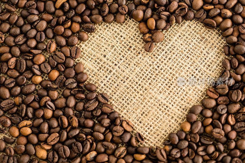 用粗麻袋上的咖啡豆做成的心形