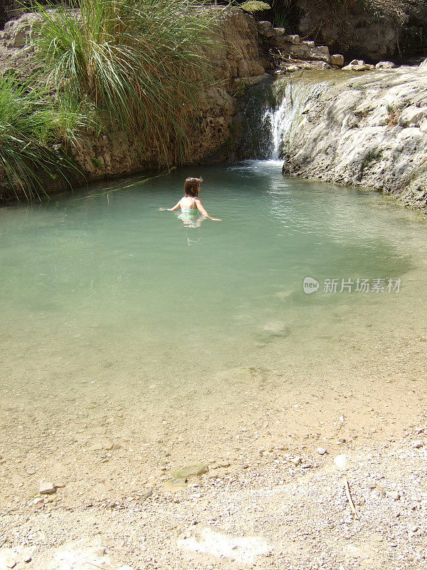 在以色列的一个池塘里的女孩