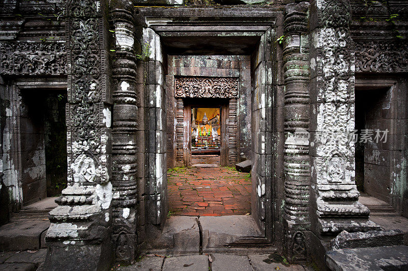 老挝一座古老寺庙内的佛像