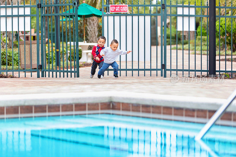 可怕的两人!双胞胎男孩试图进入上锁的游泳池