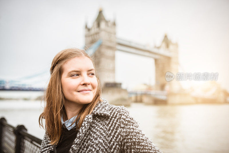 在伦敦旅行的幸福女人