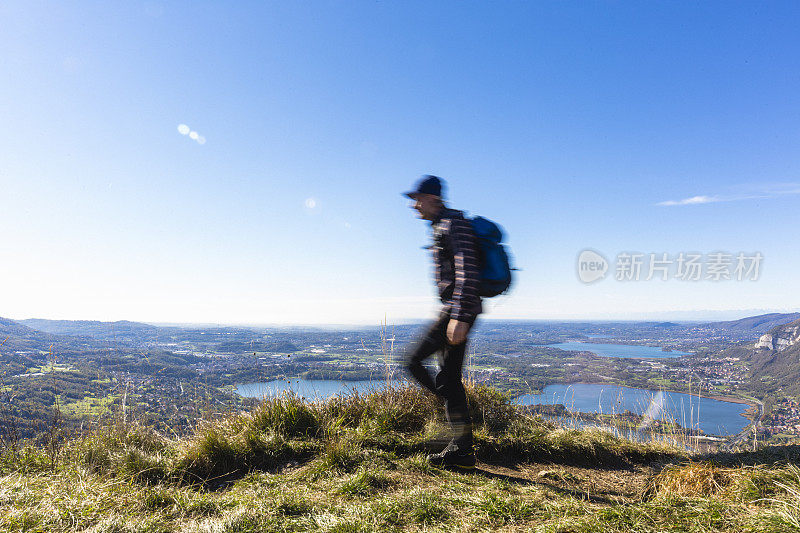 在山顶小径上行走的徒步旅行者