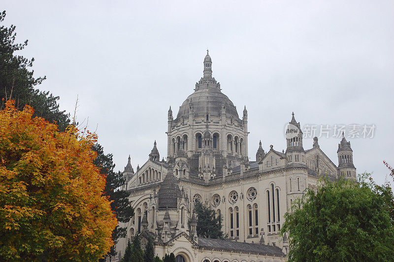 利雪Saint-Thérè就是Basilica,法国