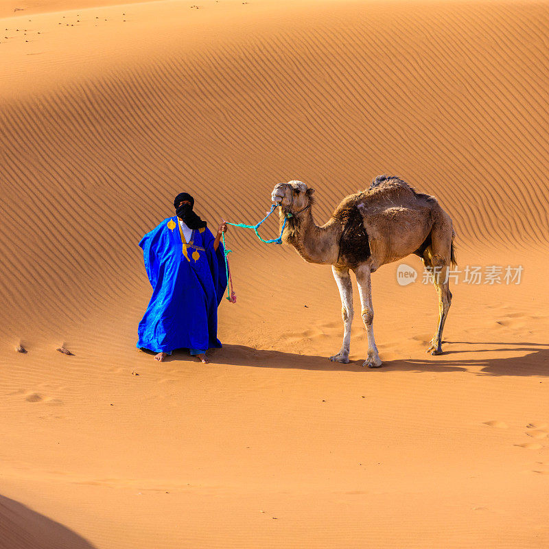 在非洲西撒哈拉沙漠，年轻的图阿雷格人和骆驼
