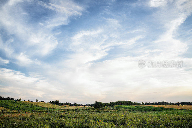 草地上的夕阳