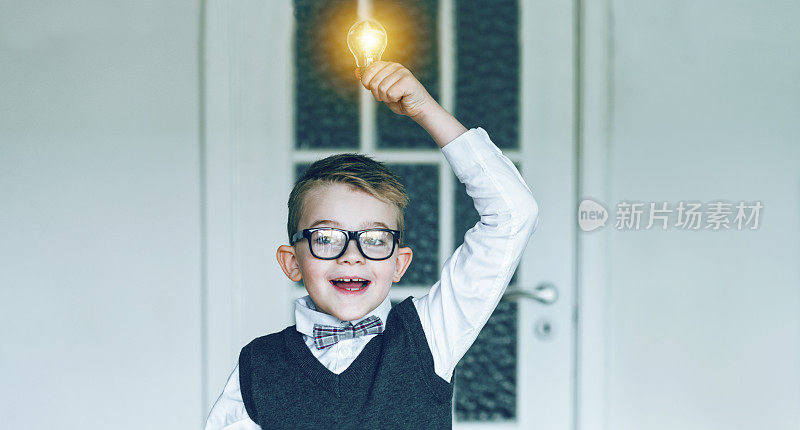 当男孩把发光的灯泡举过头顶时，他想到了一个好主意