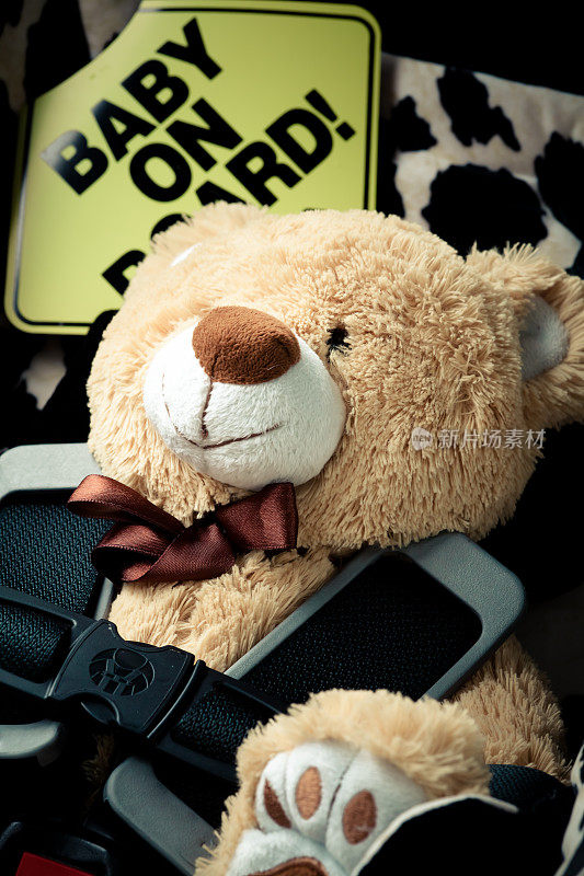 泰迪熊坐在汽车座椅上
