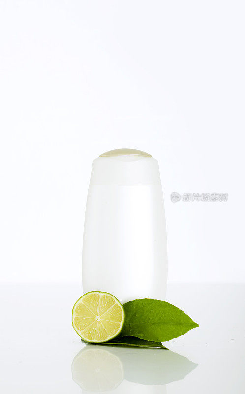 塑料瓶和绿柠檬