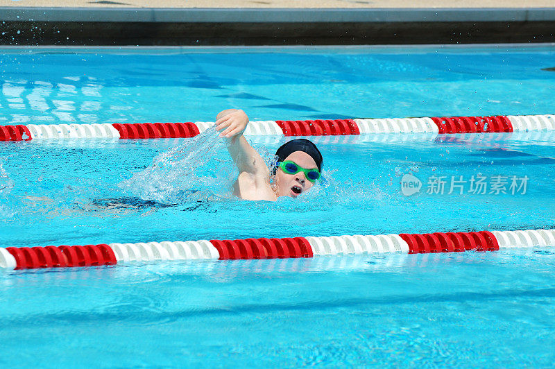 小男孩参加自由泳比赛