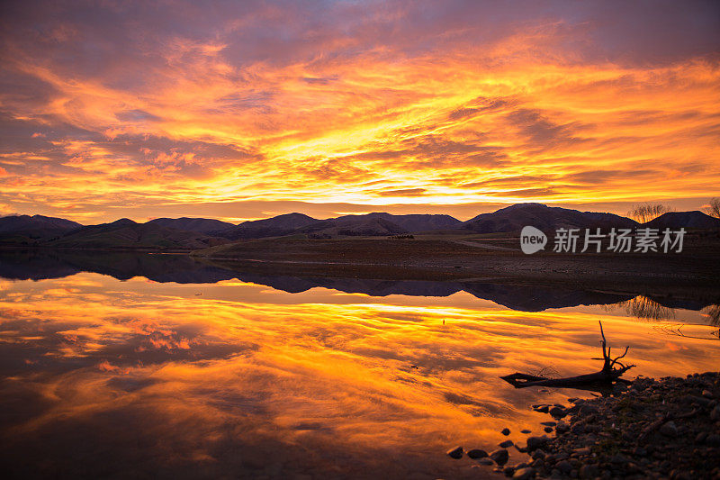 山湖景观壮观，天空着火