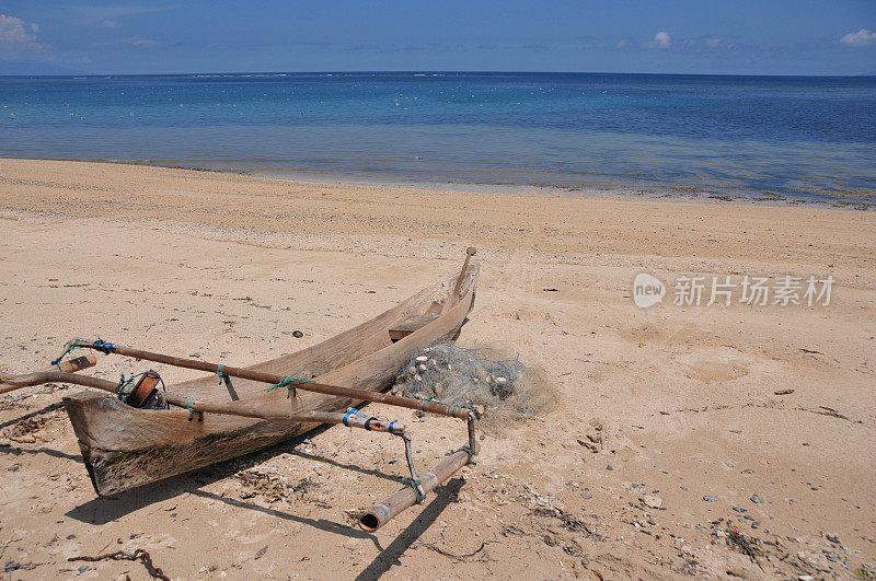 东帝汶的提巴尔湾:海滩和独木舟