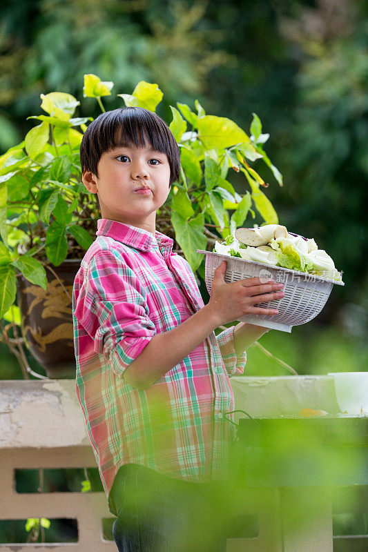 孩子与蔬菜