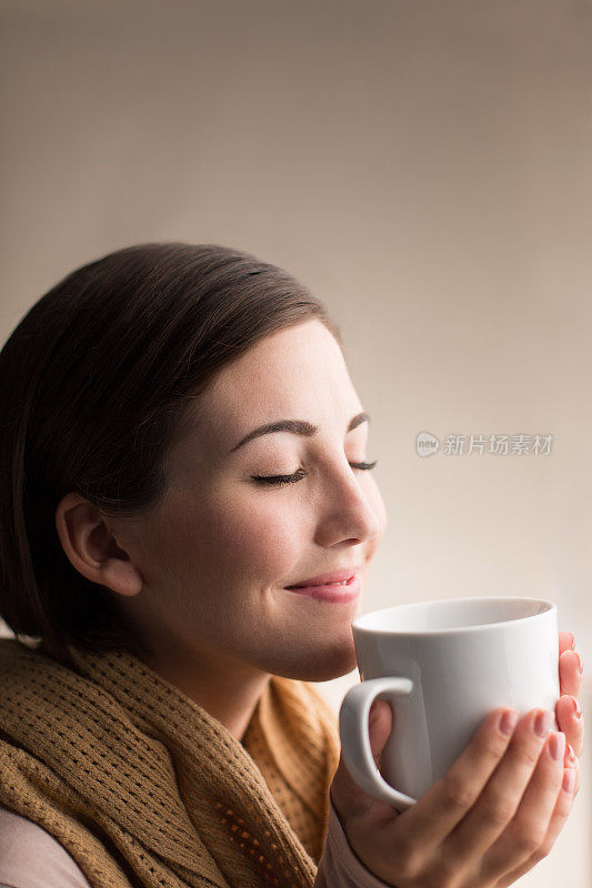 西班牙妇女享受茶的香味