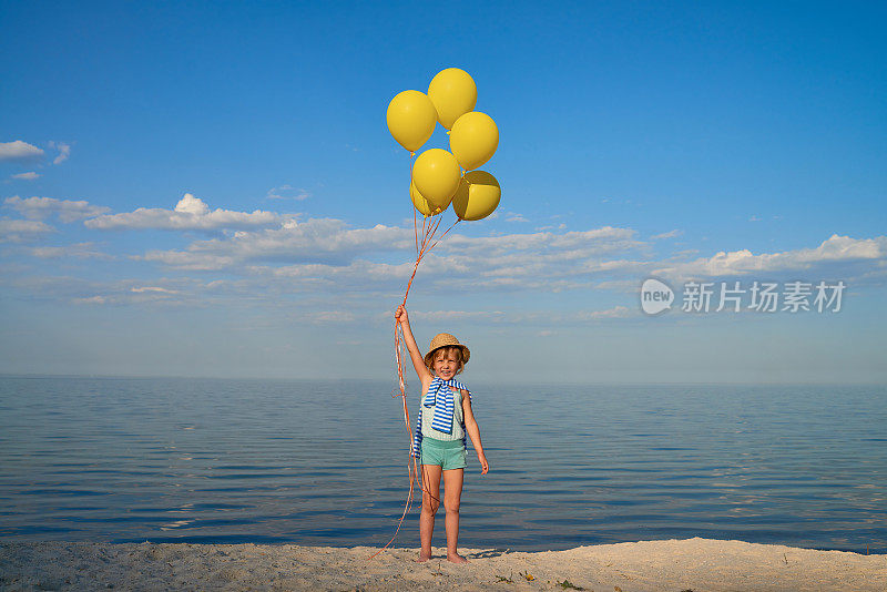 沙滩上的小女孩