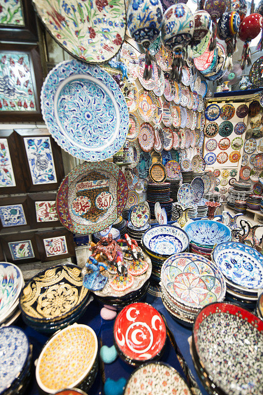 土耳其伊斯坦布尔大巴扎的民族陶瓷盘子和纪念品