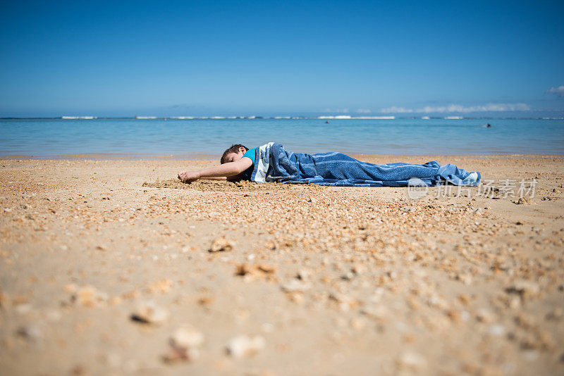 孩子在空旷的海滩上休息