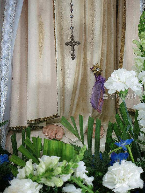 圣母玛利亚手握念珠雕像