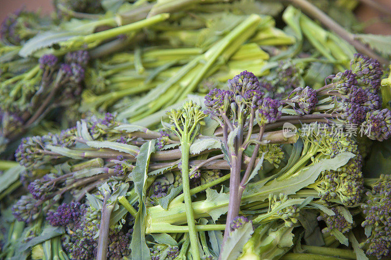 农贸市场的紫色西兰花