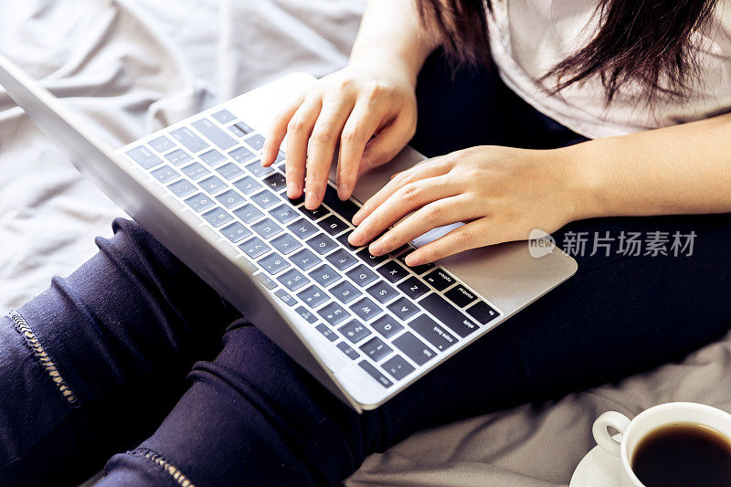 女人在床上用笔记本电脑