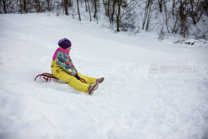 母亲和女儿喜欢坐雪橇