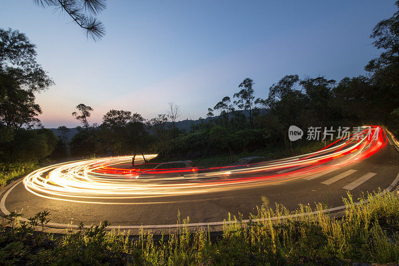 道路上的灯光小径