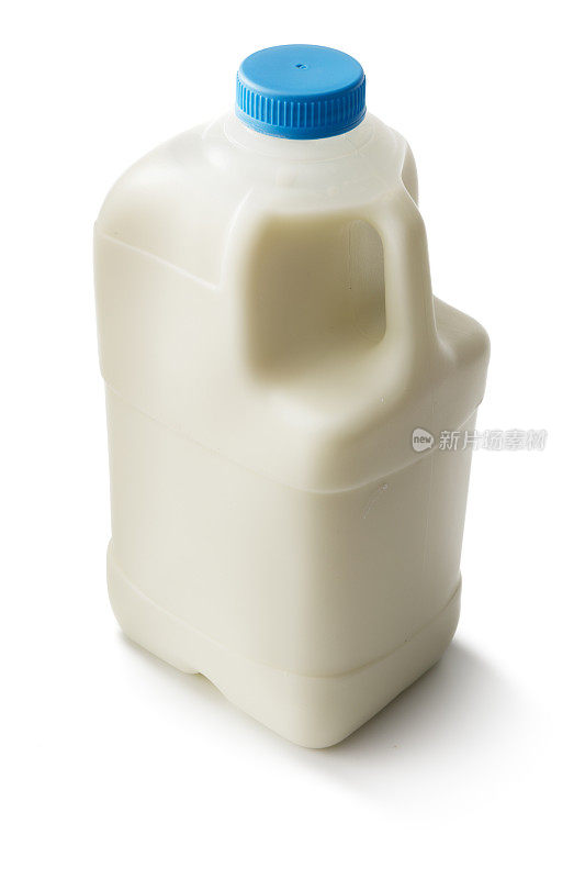 饮料:牛奶瓶孤立在白色背景