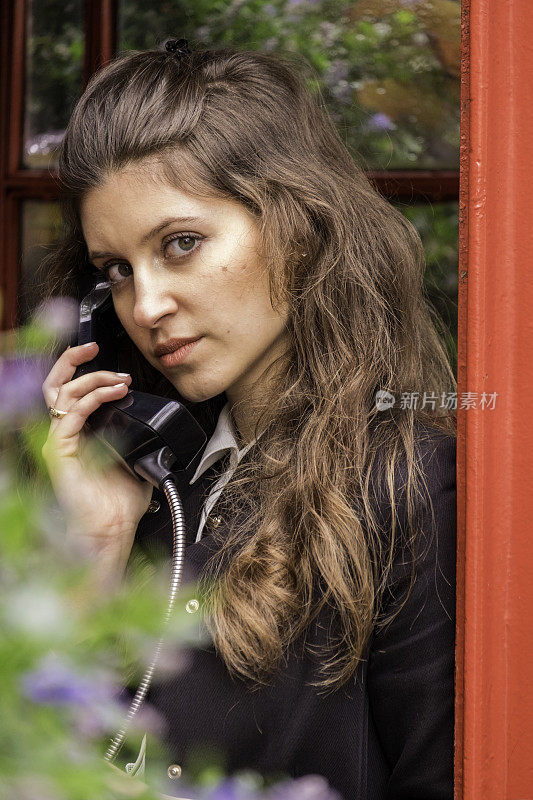 伦敦电话亭里的美丽女孩
