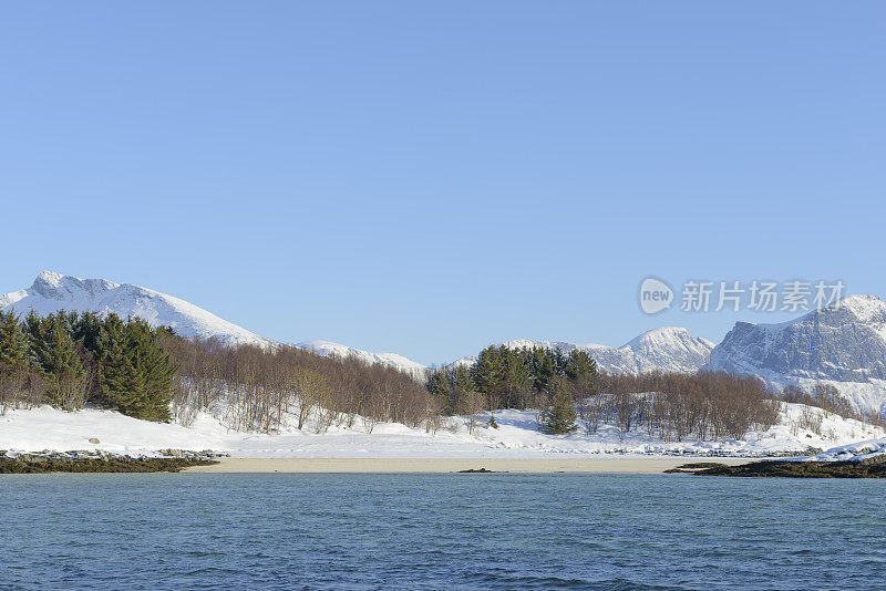 挪威北部伯格斯峡湾的海滨景色