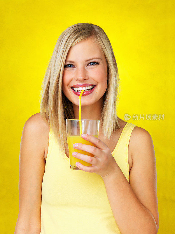 快乐的女人喝着橙汁