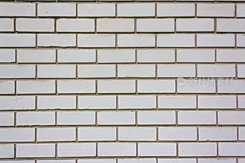 由白色硅酸盐砖砌成的墙。