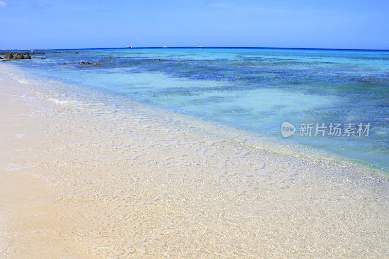 田园诗般的岚什热带海滩，阳光明媚的蓝绿色泻湖，夏天的天堂，阿鲁巴-荷属安的列斯群岛，加勒比海蓝色的海