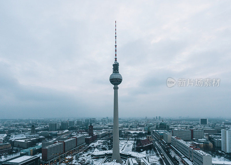 柏林电视塔Fernsehturm的标志性冬季城市景观黄昏