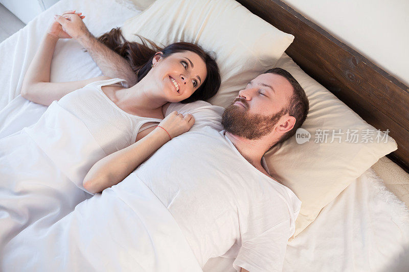 一个男人和一个女人早上在卧室的梦中醒来