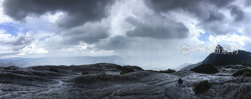 突然的阵雨-在山顶的夏季风暴