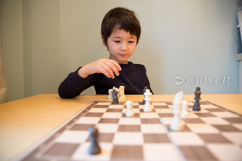 小男孩在下棋