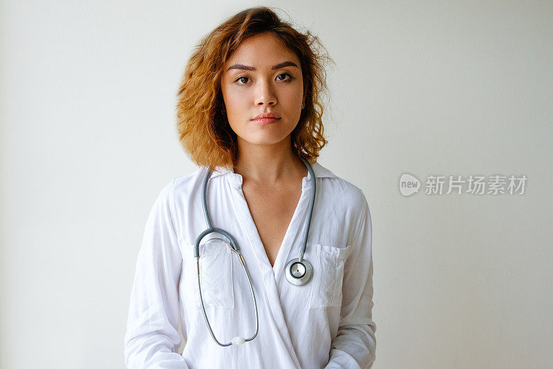 自信的年轻亚洲女医生的肖像