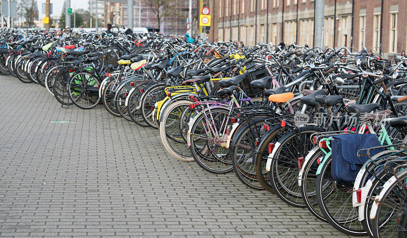 荷兰阿姆斯特丹的自行车停车场