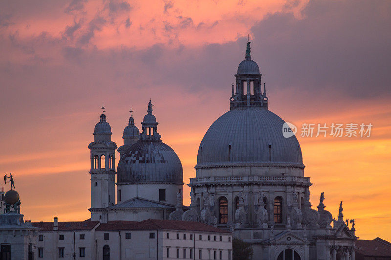 威尼斯的圣玛丽亚大教堂和日落天空