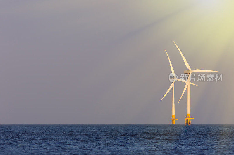 柔软的海景。以海上风力涡轮机为代表的风能、海洋和太阳能可再生能源，在明亮的阳光下照明
