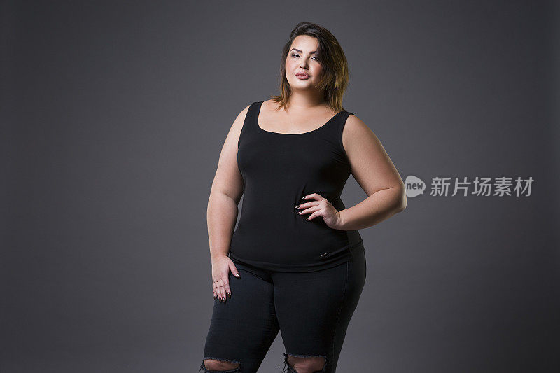 加码时装模特在休闲服装，肥胖的女人在灰色的背景，超重的女性身体