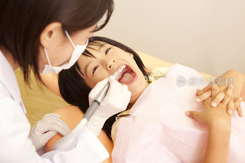 女牙医治疗女孩的病人