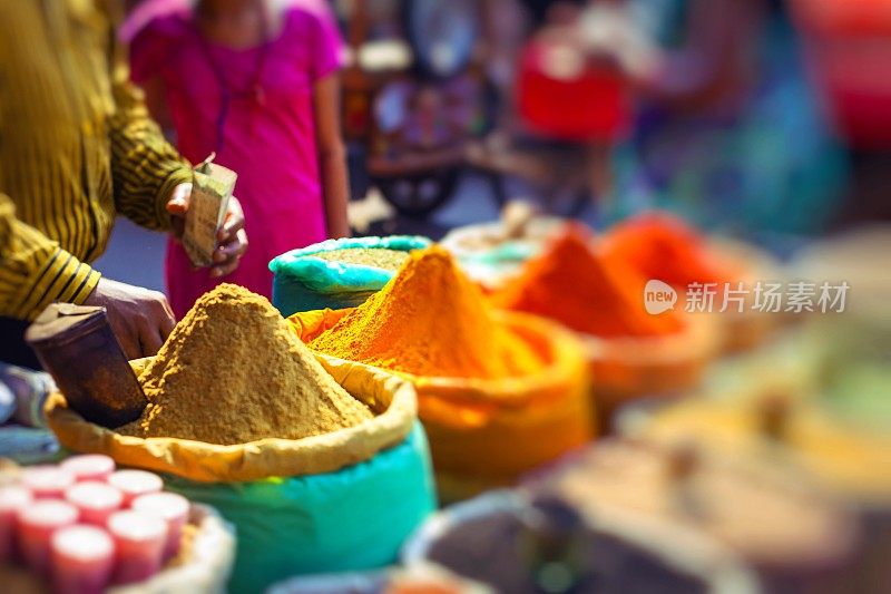 五颜六色的香料粉和药草在传统的德里街头市场。印度。