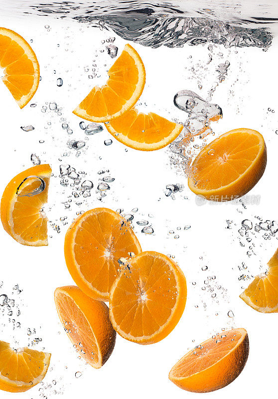 健康的水和新鲜的橙子。滴