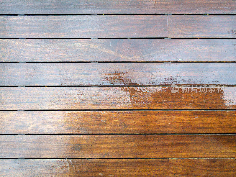 室外木质甲板表面潮湿